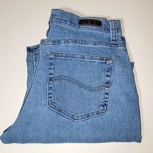 Lee Relaxed Fit at the Waist 6 Short Light Wash Straight Leg Mid Rise